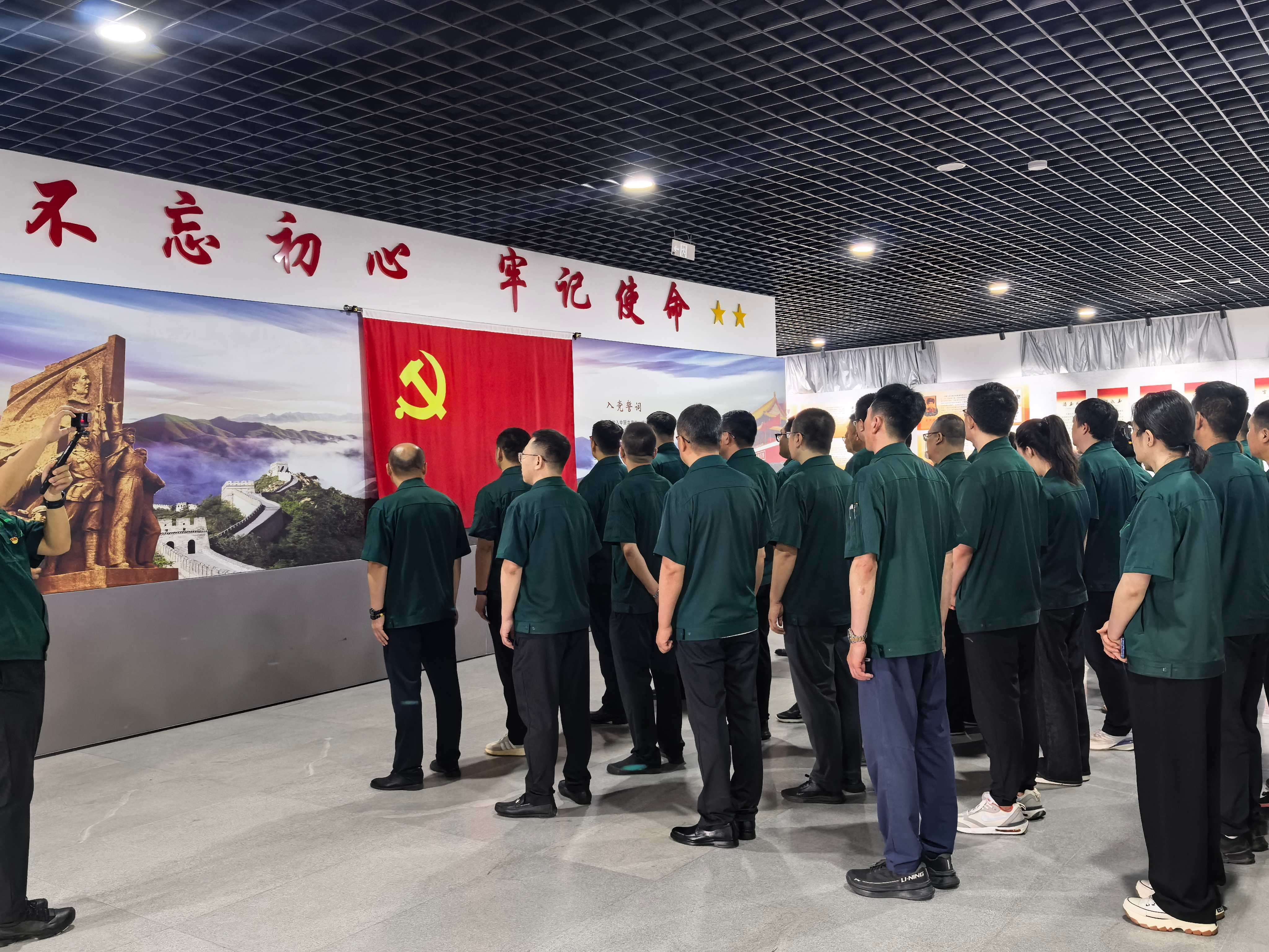 缅先烈忆峥嵘岁月 铭党恩启奋进新程? | 新宝GG集团党总支迎七一主题党日活动(图6) 缅先烈忆峥嵘岁月 铭党恩启奋进新程? | 新宝GG集团党总支迎七一主题党日活动(图6)