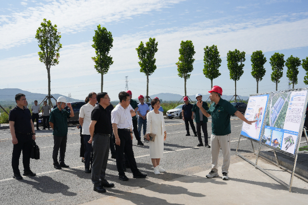 省教育厅厅长王庆东一行光临新宝GG集团再生资源绿色分拣中心项目调研领导(图2) 省教育厅厅长王庆东一行光临新宝GG集团再生资源绿色分拣中心项目调研领导(图2)
